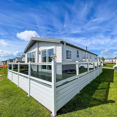 Stunning 6 Berth Lodge With Full Sea Views In Suffolk Ref 68007Cr Lowestoft Bagian luar foto