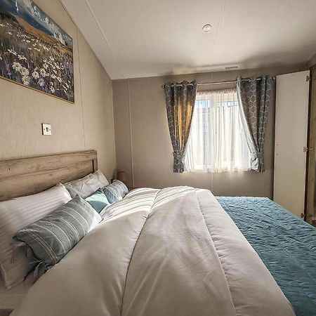 Stunning 6 Berth Lodge With Full Sea Views In Suffolk Ref 68007Cr Lowestoft Bagian luar foto