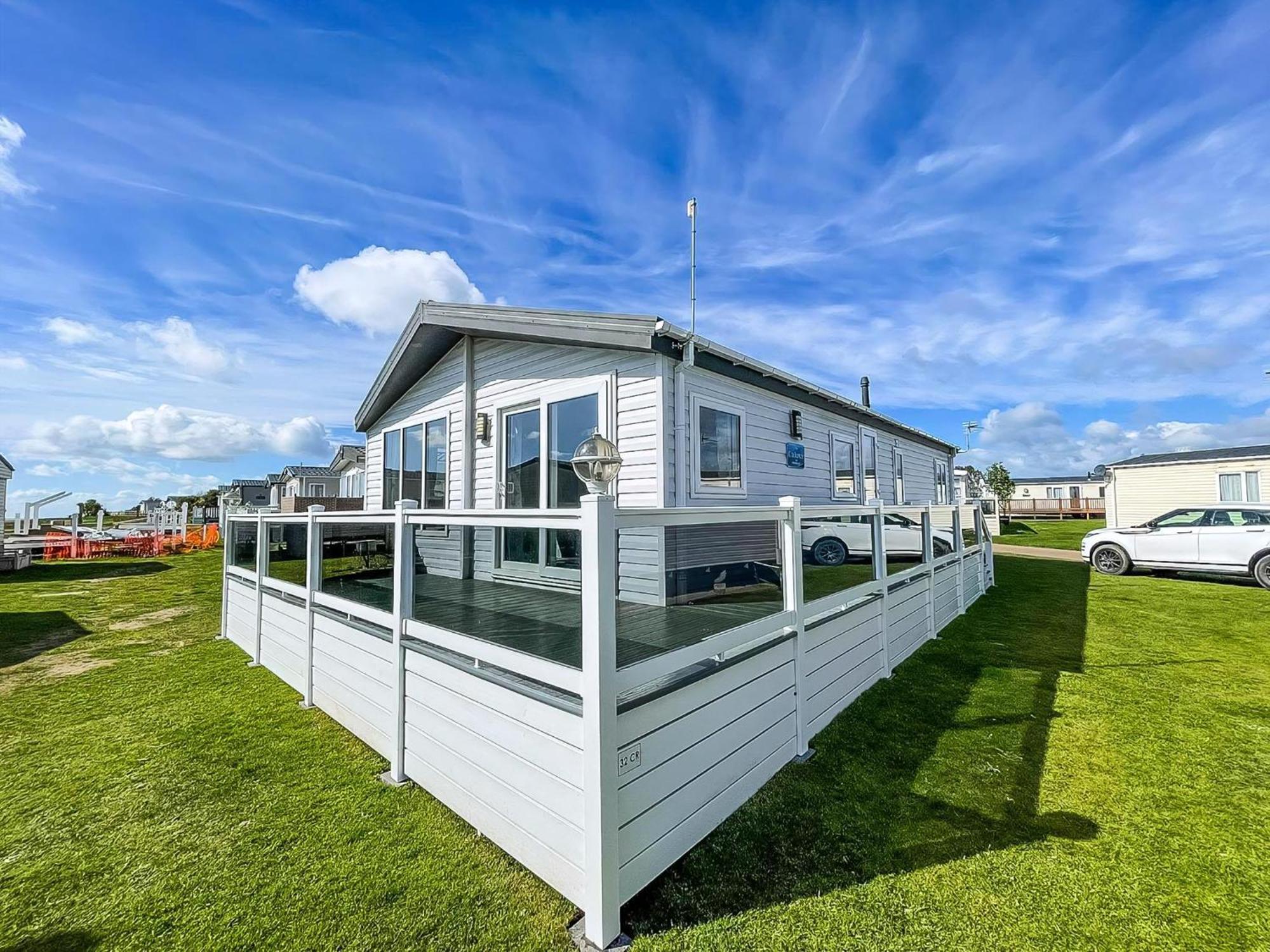 Stunning 6 Berth Lodge With Full Sea Views In Suffolk Ref 68007Cr Lowestoft Bagian luar foto