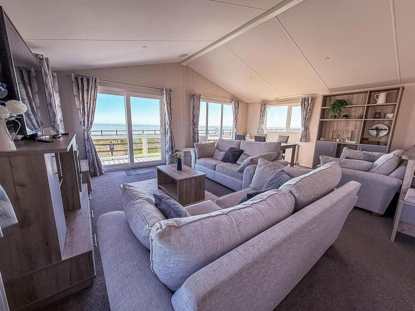 Stunning 6 Berth Lodge With Full Sea Views In Suffolk Ref 68007Cr Lowestoft Bagian luar foto