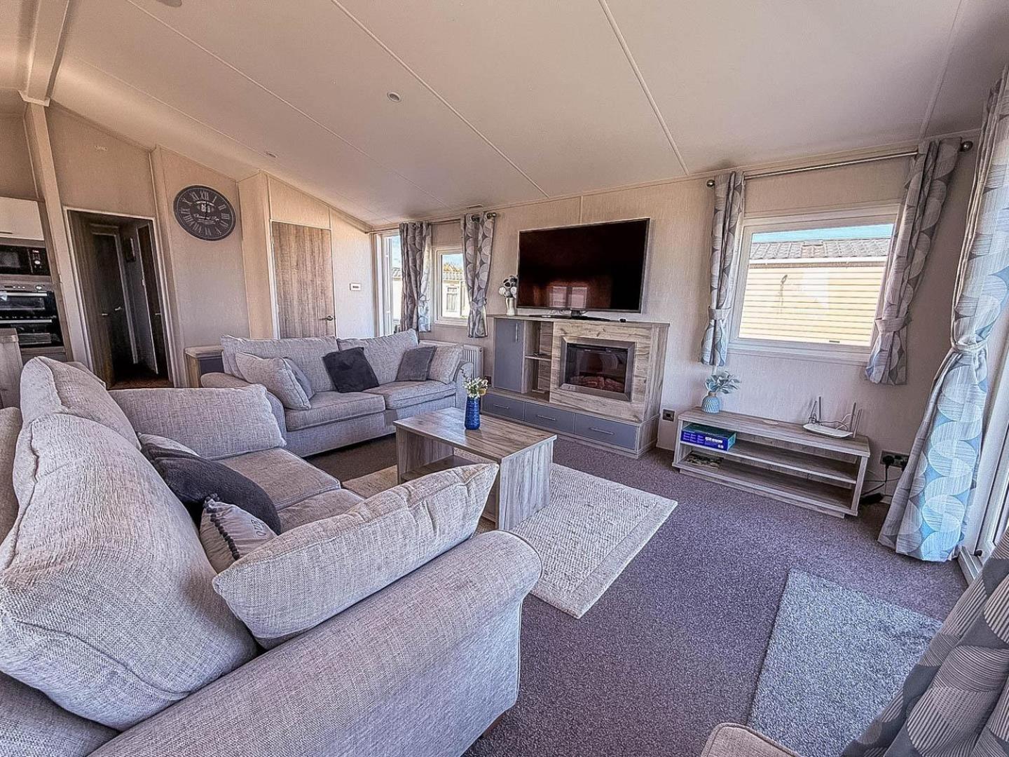 Stunning 6 Berth Lodge With Full Sea Views In Suffolk Ref 68007Cr Lowestoft Bagian luar foto