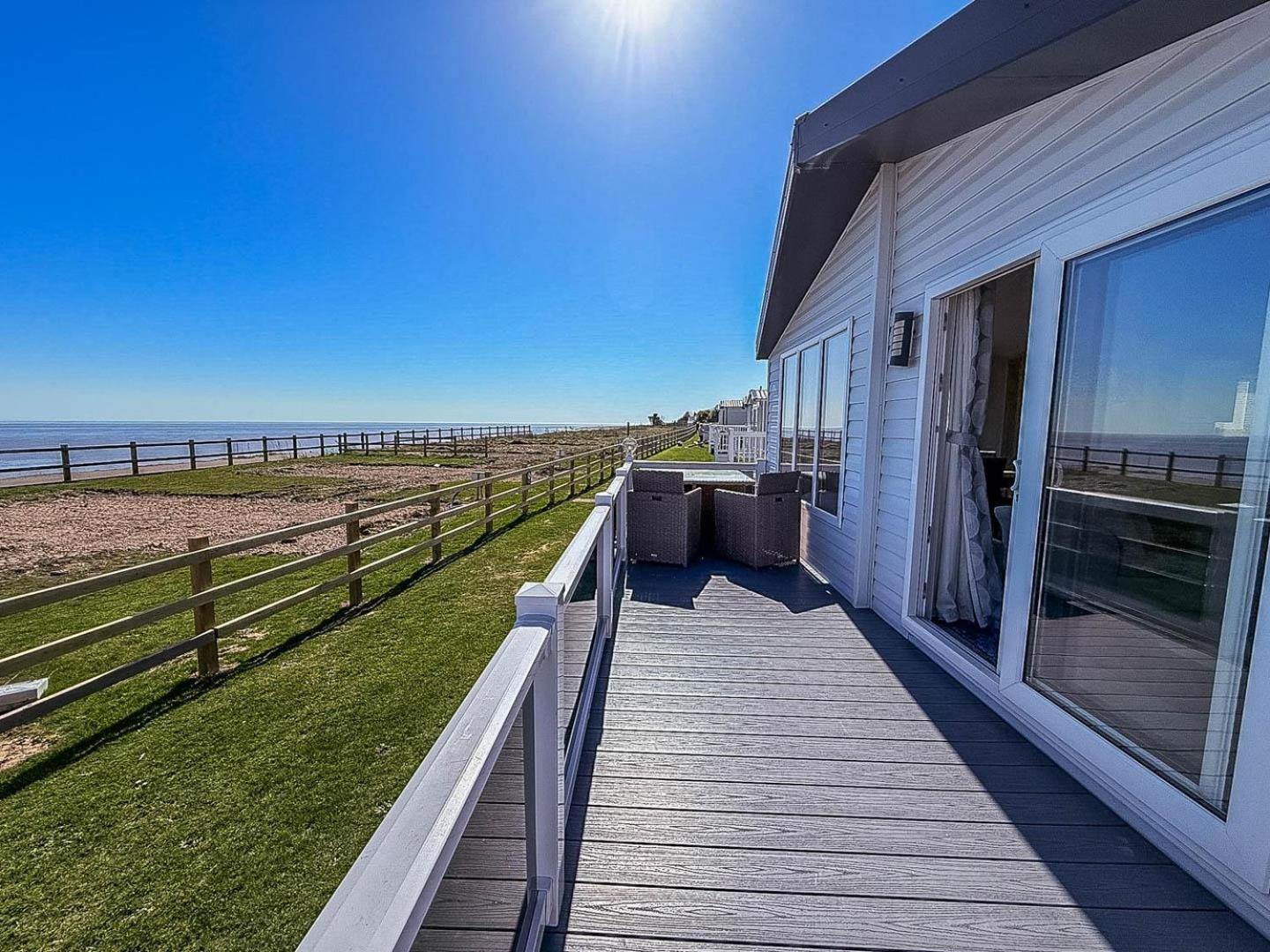 Stunning 6 Berth Lodge With Full Sea Views In Suffolk Ref 68007Cr Lowestoft Bagian luar foto